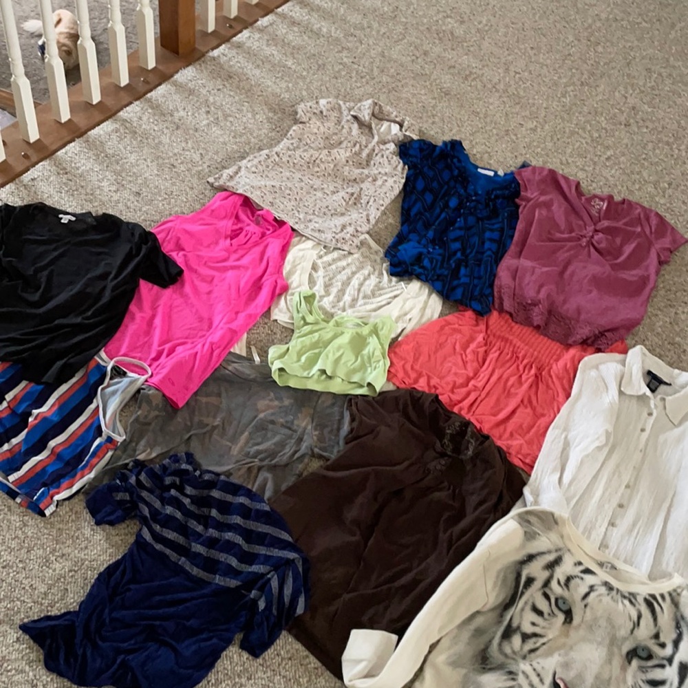 Random Clothes Bundle Size Medium - image 1